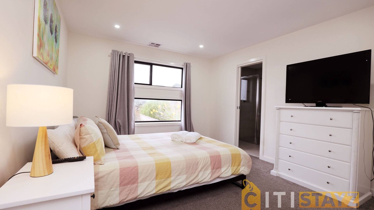 Lyons House | Lavish in Lyons - 3bd 2bth spacious & modern home