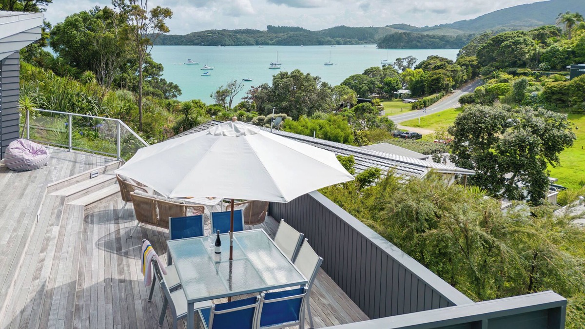 Parekura Bay House | Lavish Luxury - Parekura Bay Holiday Home