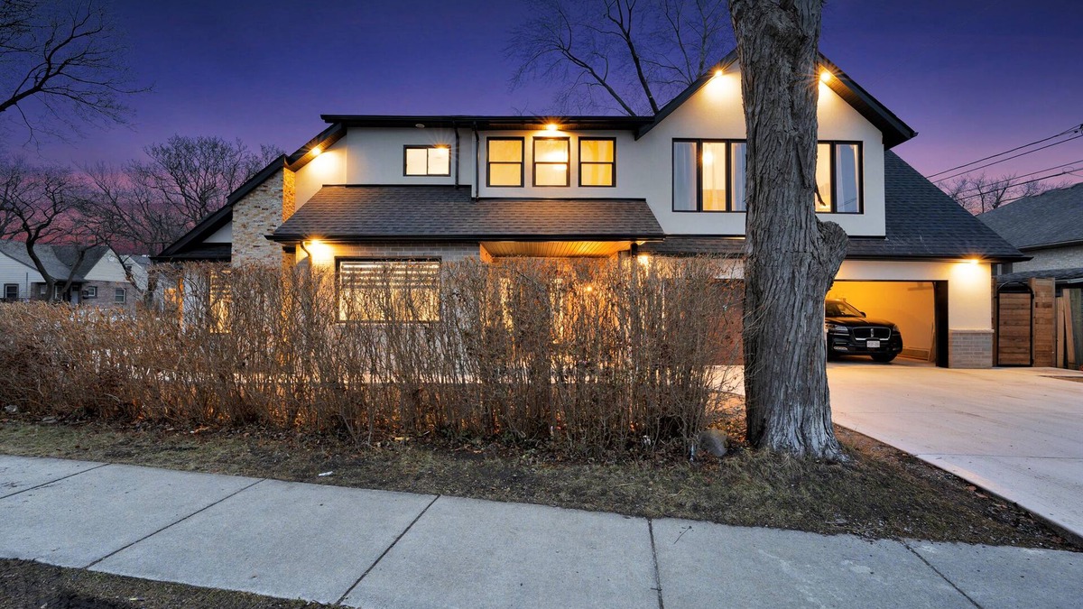 Riverside House | Lavish Mansion: Jacuzzi Suite, Elegant Interior