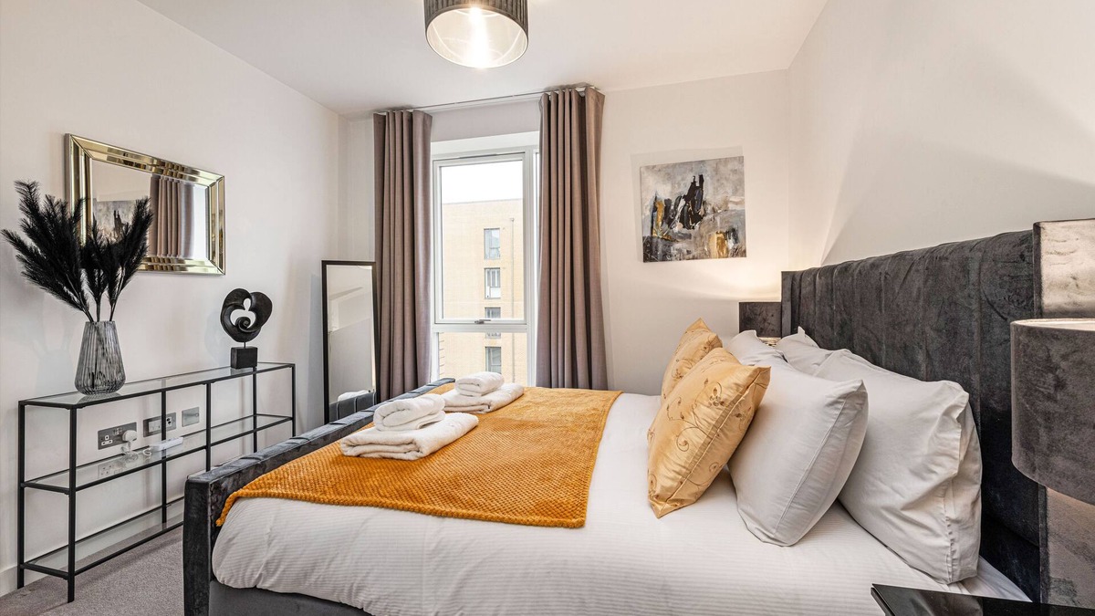 Northcote Apartment | Lavish on Sphinx - Pet friendly apartment; only a 5 mins walk from the station!