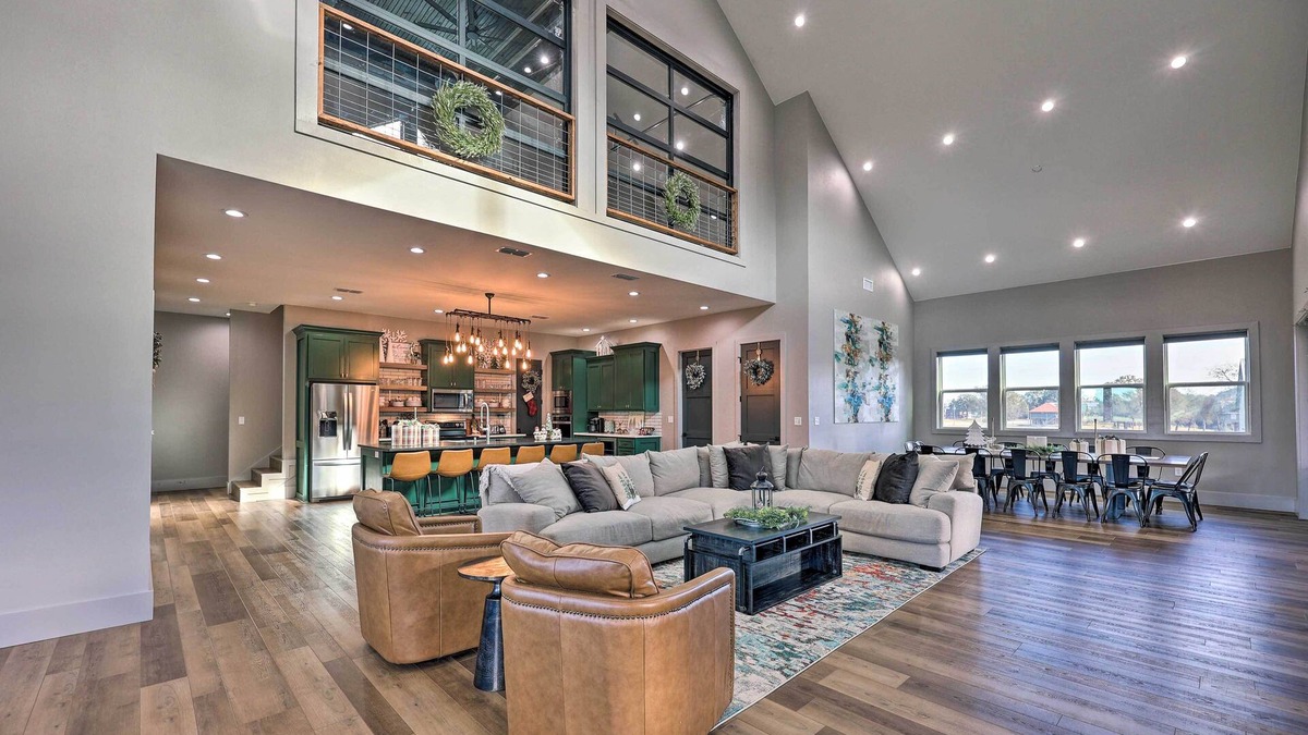 Glenwood House | Lavish Riverfront Escape w/Gas Grill!