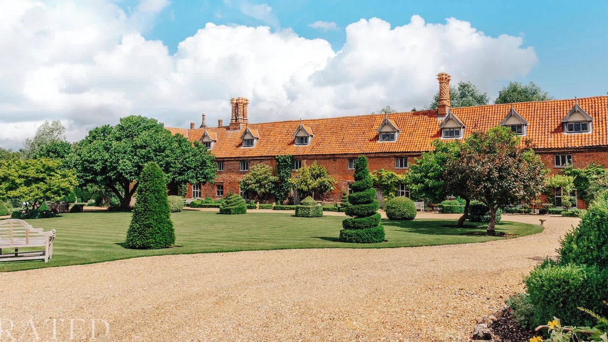 Hales House | Lavish Tudor Hall & Gardens - Sleeps 14!