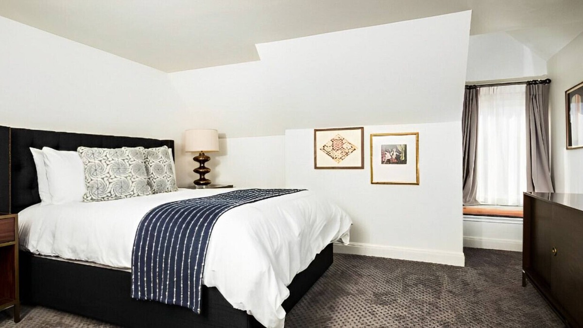 The Drag House | Lavishly Appointed Place with Best Amenities!
