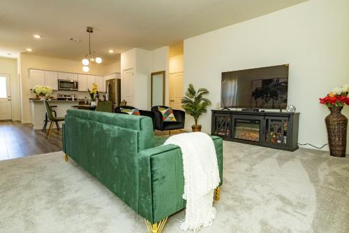 Hutto House | Lavishly Decorated 3-Bedroom Home Near Samsung-Taylor with King-Sized Bed