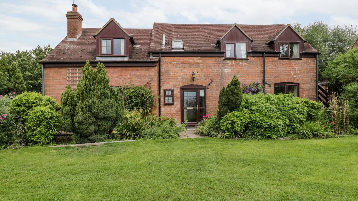 Churcham Cottage | LAWN FARM COTTAGE, pet friendly, with pool in Gloucester