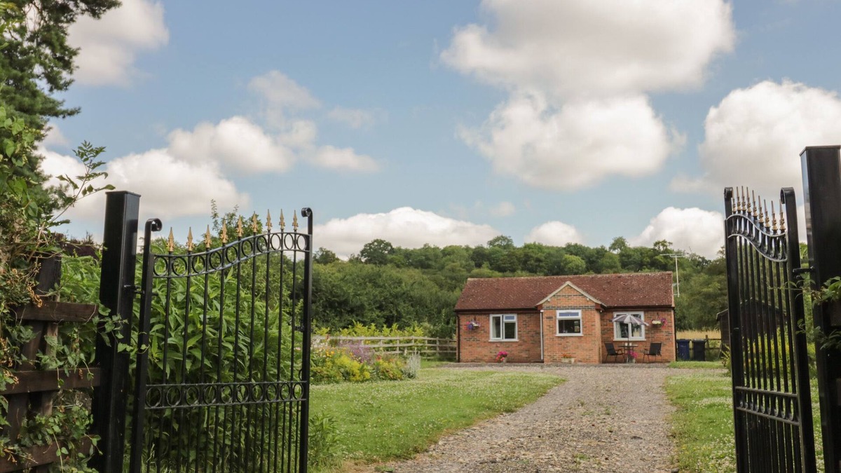 Ashleworth Cottage | LAWN LODGE, pet friendly, with a garden in Ashleworth