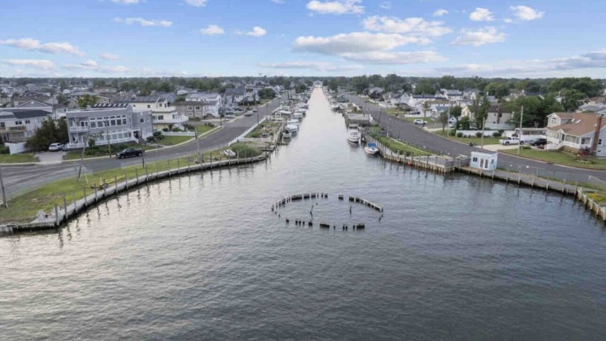 Copiague House | Laylas beach waterside private 3 bedroom entire home backyard access beach view