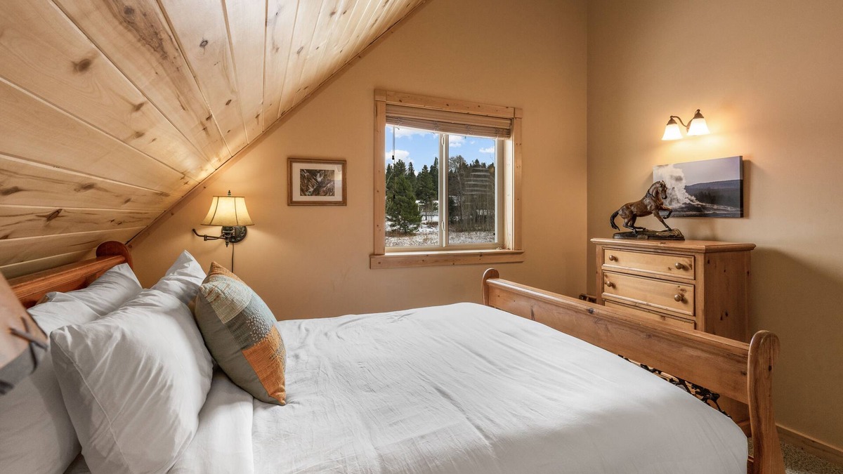 Lazy Acres House | Lazy Acres 6 Min to Yellowstone NP- Mule Deer Cabin