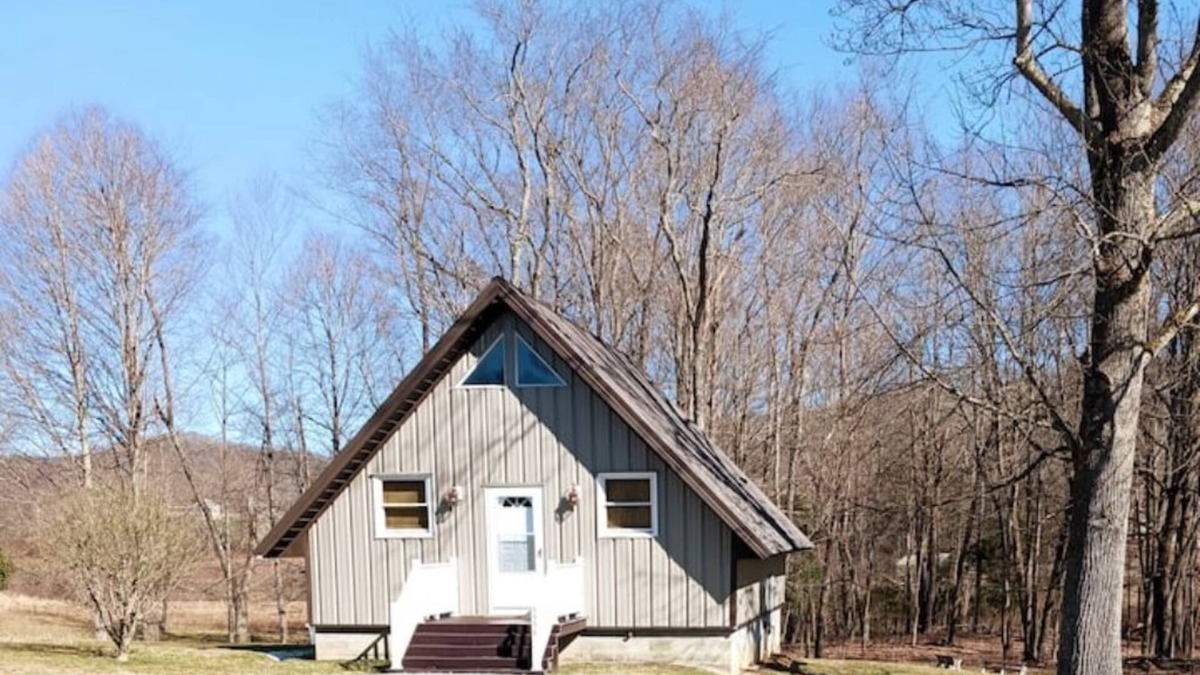 Keslers Cross Lanes Ski Chalet | "Lazy At the Lake" 2 BR Chalet