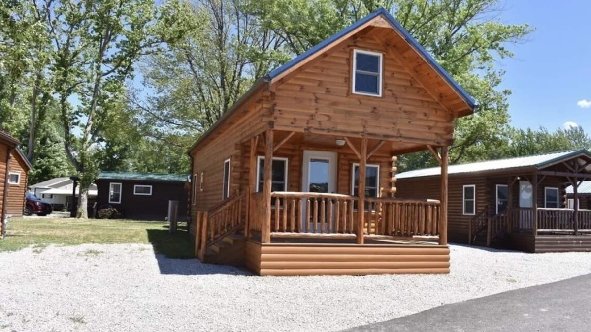 Ashtabula Cabin | Lazy Bear Cabin in between Geneva-on-the-Lake and the Historic Ashtabula Harbor