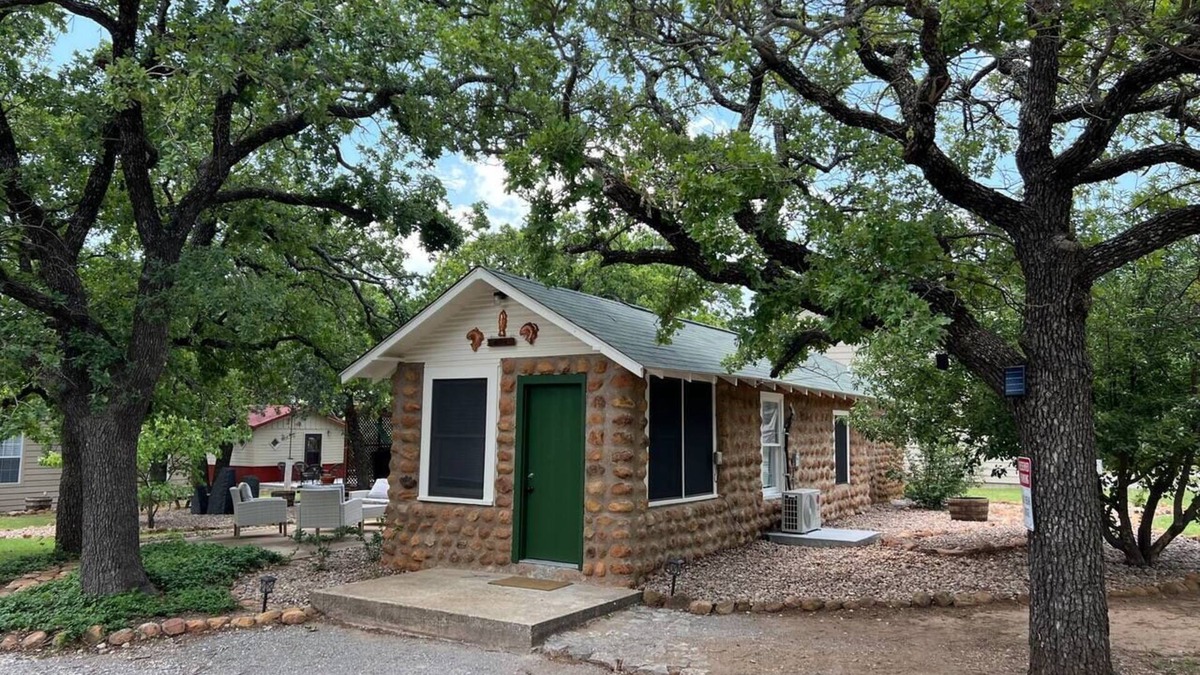 Medicine Park House | Lazy Bear Cobblestone - Pet friendly w/pet fee