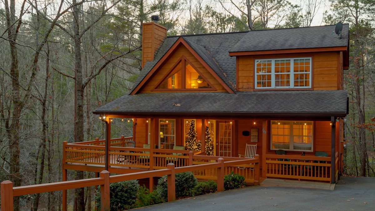 Helen Cabin | Lazy Bear Lair - Adorable bear-themed rustic retreat minutes from downtown Helen