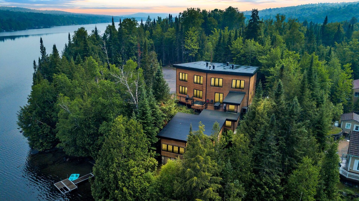 La Minerve Ski Chalet | Lazy Bear Luxurious Waterfront Chalet with 4 Bedrooms and Hot Tub