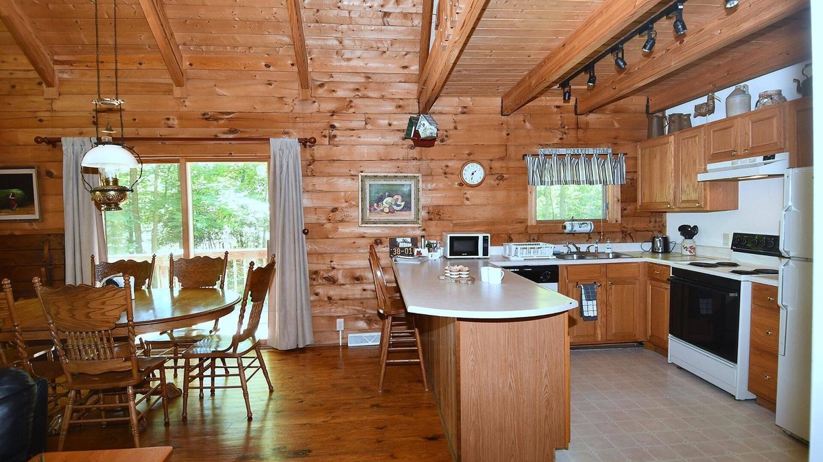 Berkeley Springs House | Lazy Bear Retreat - Classic Cabin!