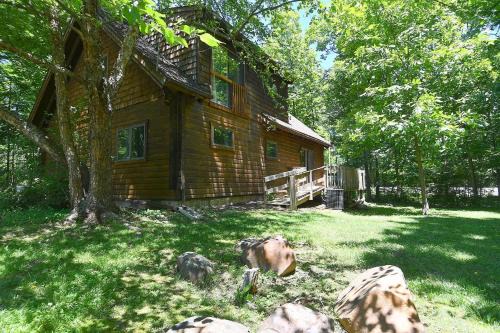 Berkeley Springs Ski Chalet | Lazy Bear Retreat - Wifi, Pet Friendly, Grill, Fire Pit, Fireplace, Deck, Golf, Hiking