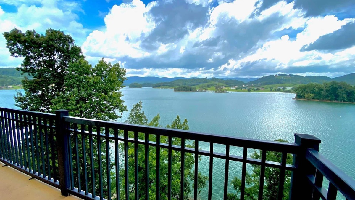 Bean Station Condo | Lazy Days 3 br 3 bath Condo on Cherokee Lake, POOL