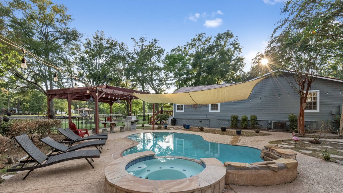 Oakhurst House | Lazy Days at 10 Lazy Bend. Comfortable family house sleeps 10 w pool/hot tub
