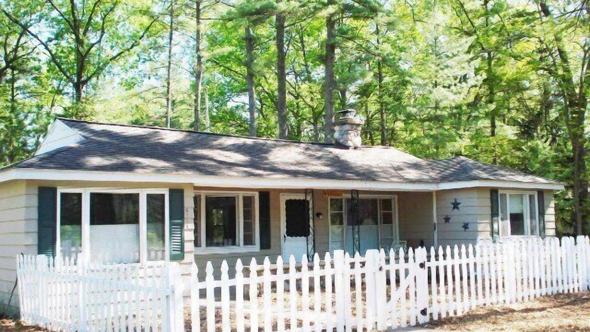 Rapid City House | Lazy Dayz Cottage by Torch Lake - Kid Friendly