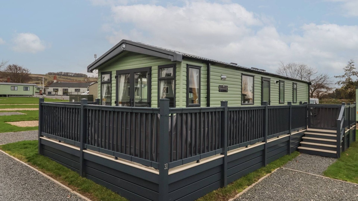 West Heslerton Cottage | LAZY DAYZ LODGE, pet friendly, with hot tub in Malton