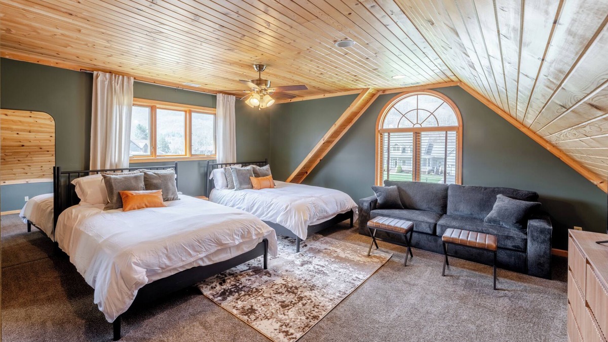 Snowshoe House | Lazy Hare Lodge-Golf Sim~Hottub~Sauna~FirePit~Outdoor Movie