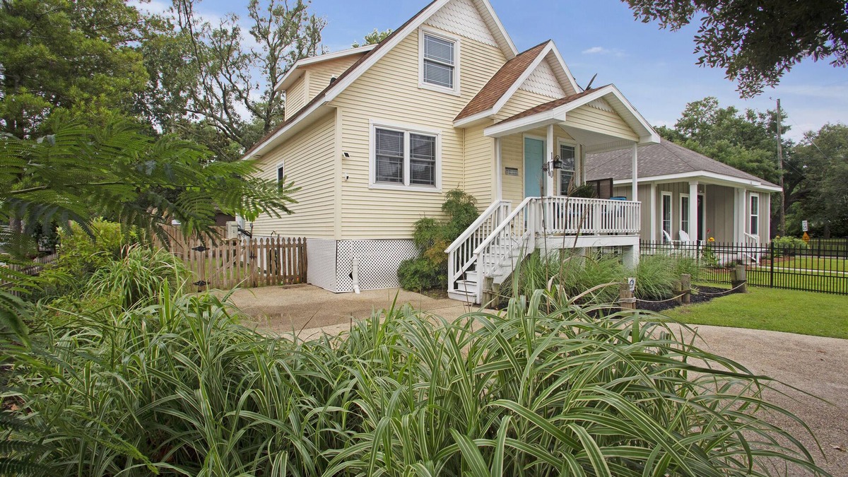 Long Beach House | Lazy Lemon Cottage - A Short walk to the beach from this newly remodeled home!
