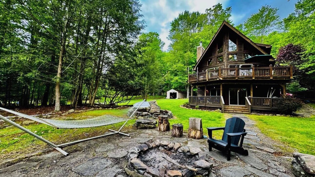 Greentown Cabin | Lazy River Cabin: Private 3 Bedroom, 3 Bath Getaway on Lake Wallenpaupack