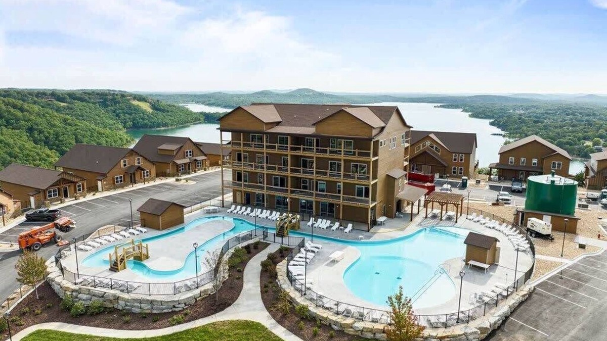 Kimberling City Condo | Lazy River! Hot Tub! Shuffleboard!
