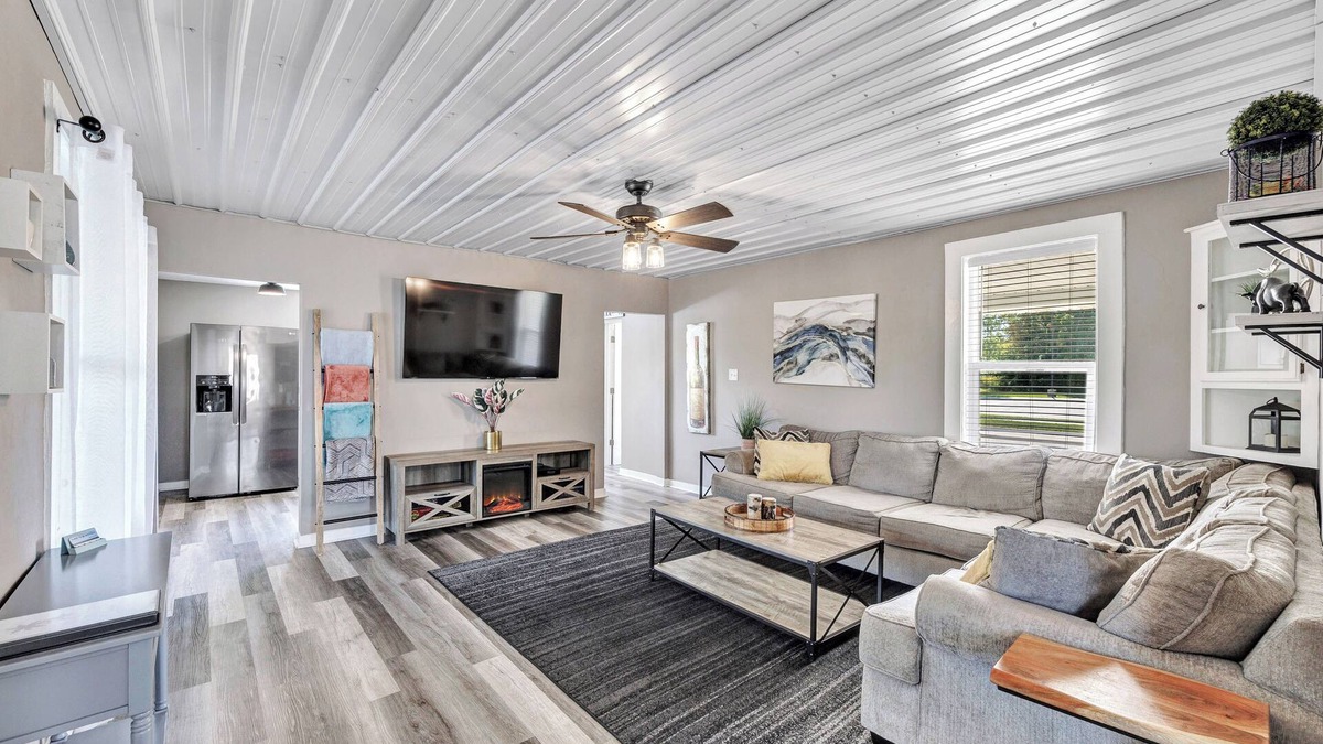 Oconto House | Lazy River Villa - Hottub! Fenced Yard! Sleeps 13!