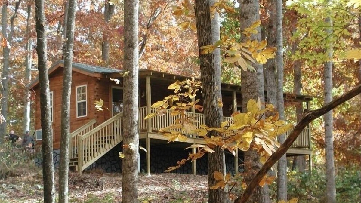 Hendersonville Cabin | Lazy Rocker Cabin at Green Mountain Lodge in the heart of NC Apple Country