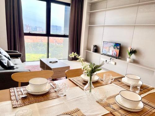 Tropicana Apartment | LB Cozy Home 1-10Pax 3Room Tropicana 4QBeds BalconyTV