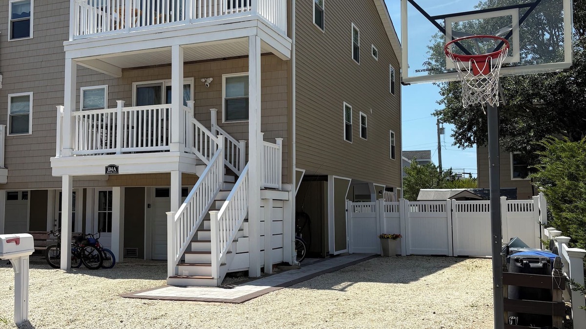 North Beach House | LBI 4-bedroom house with WiFi, Jacuzzi, on a beautiful block. 3 full kitchens!