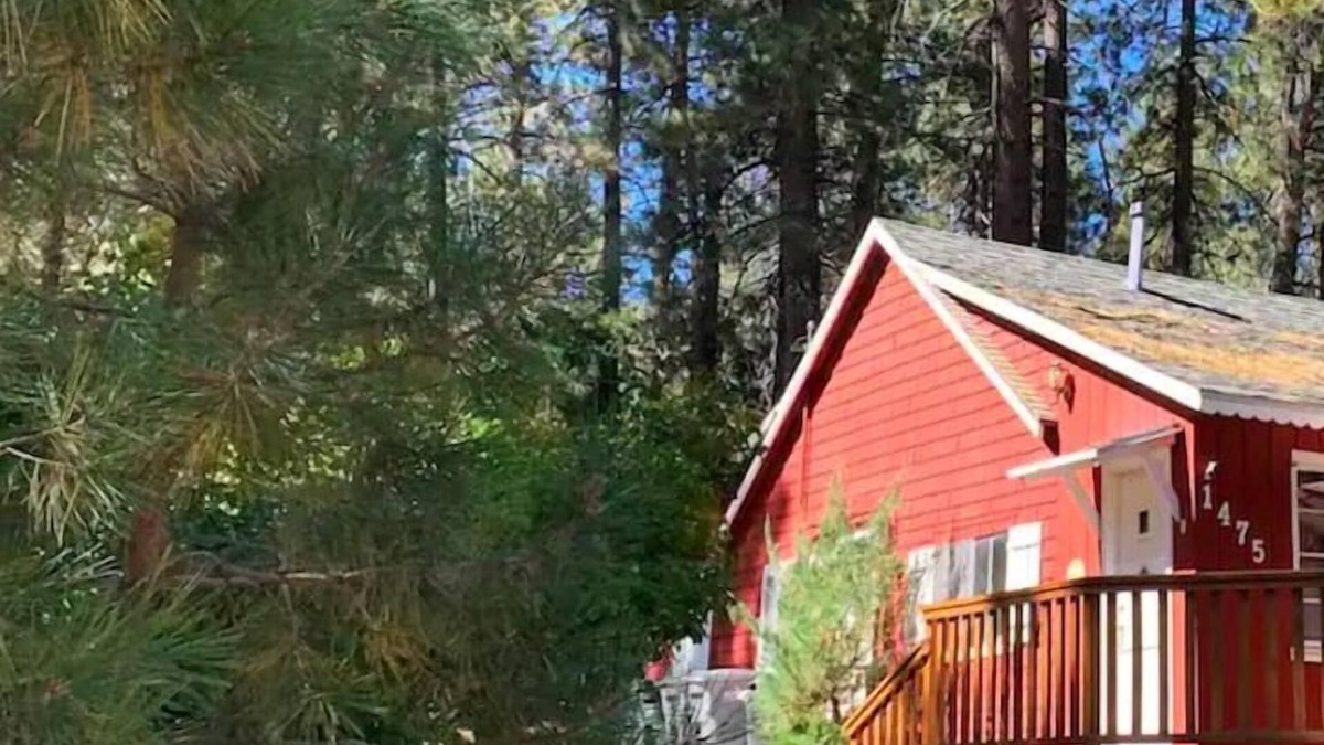 Wrightwood Cottage | LC · Fire pit/Fireplace/3 blks2Village/Pet-kid friendly