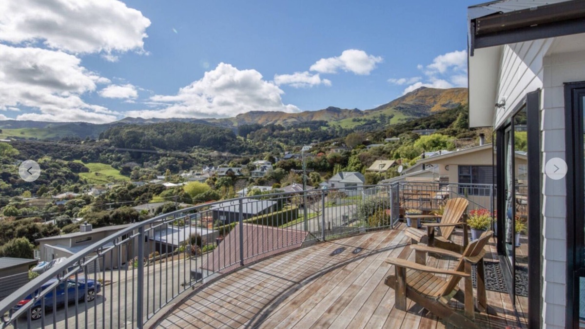 Akaroa House | Le Bach - Sun drenched north facing deck, Harbour views & Free Wifi