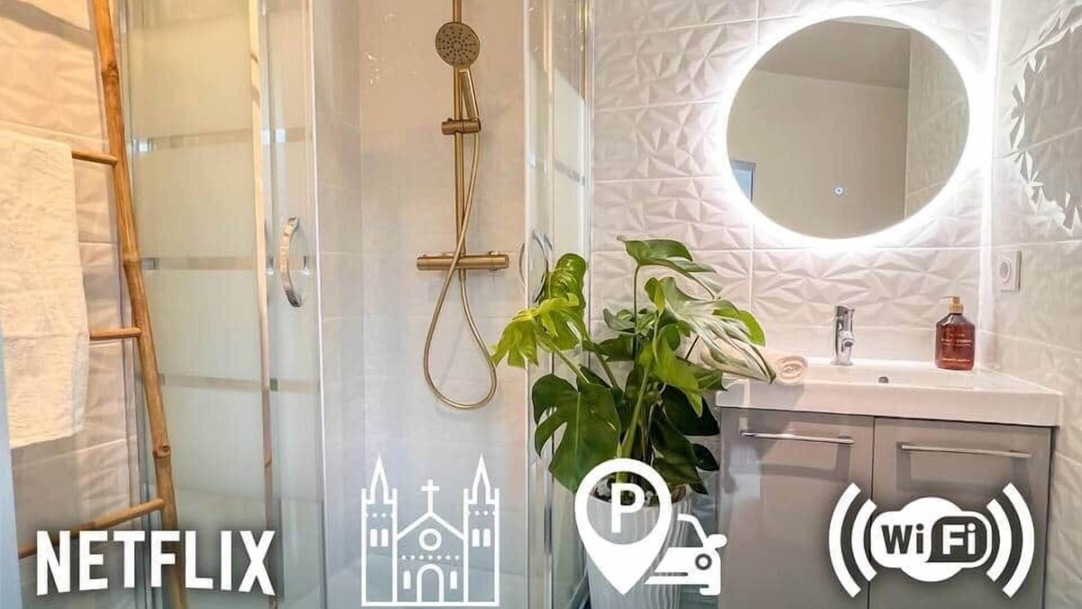 Clermont-Ferrand Apartment | Le Bohème: free private parking