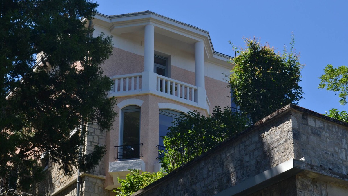 Rodez Apartment | Le Bompard* 50 m² Art Deco villa with garden