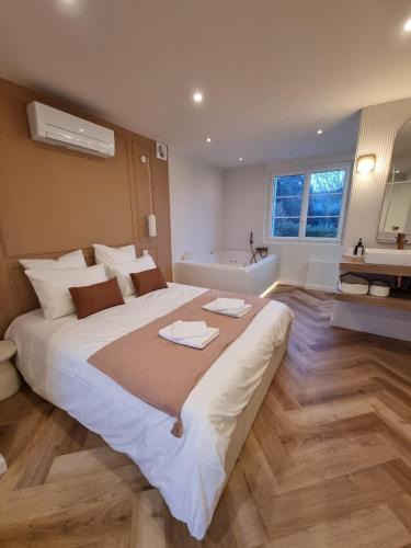 Meyssac Apartment | Le Boudoir d'Elba - Balneotherapie & terrasse