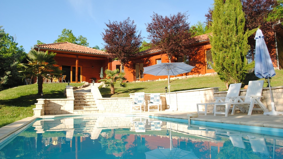 Lachapelle-Auzac House | Le Bouyssonnet, home with large fenced garden and private swimming pool