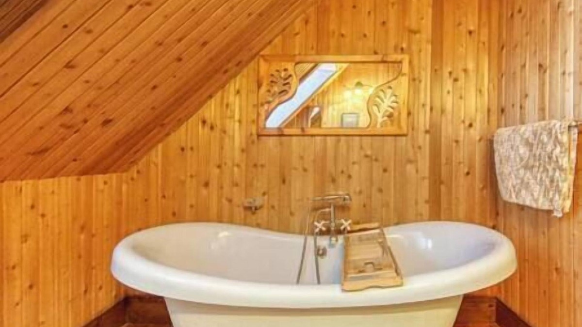 St-Adolphe-d'Howard House | Le Bûcheron: Rustic Chalet + Private Spa & Lake