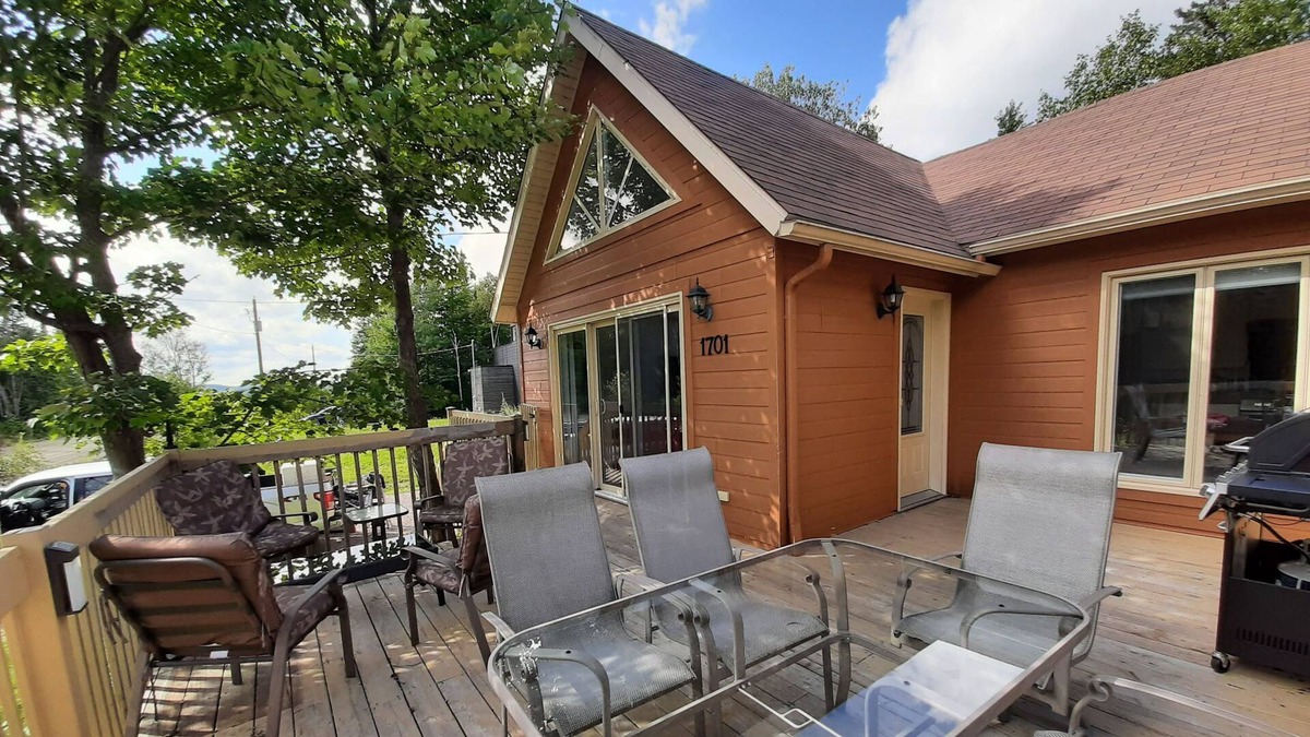 Lac-Swell Ski Chalet | Le Pinacle Amico ☼ Terrace ☼ Lake ☼Fireplace