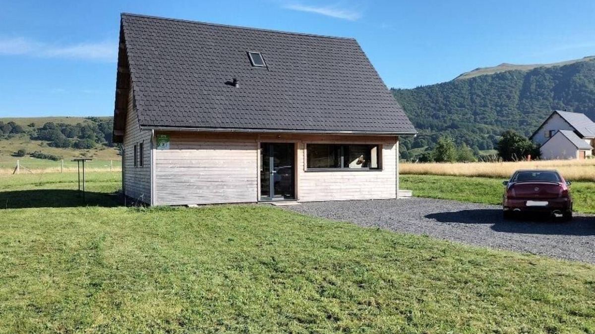Chambon-sur-Lac House | Le Cairn - Chambon SUR LAC