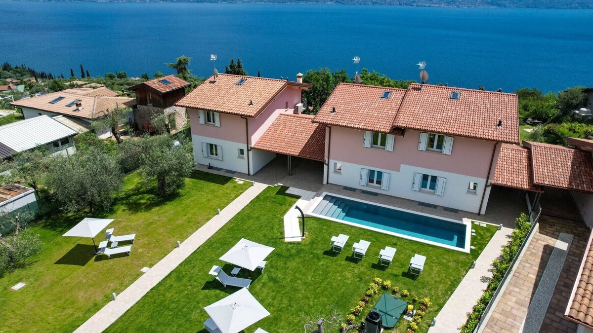 Pulciano Villa | Le Casette - Gargnà with pool and lake view