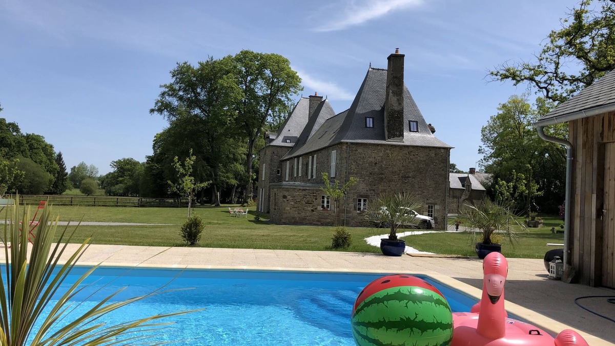 Saint-Leger-des-Pres Bed & Breakfast | Le Château de la Croix Chemin