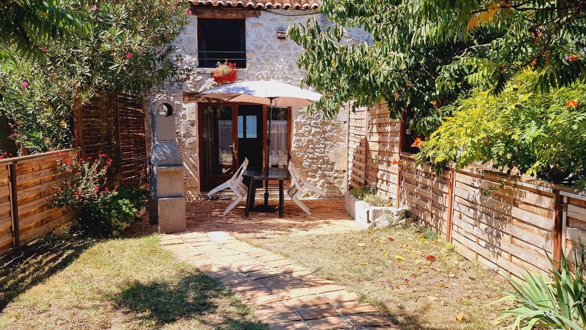 Saint-Just-Luzac House | Le Chai 2 bedroom house