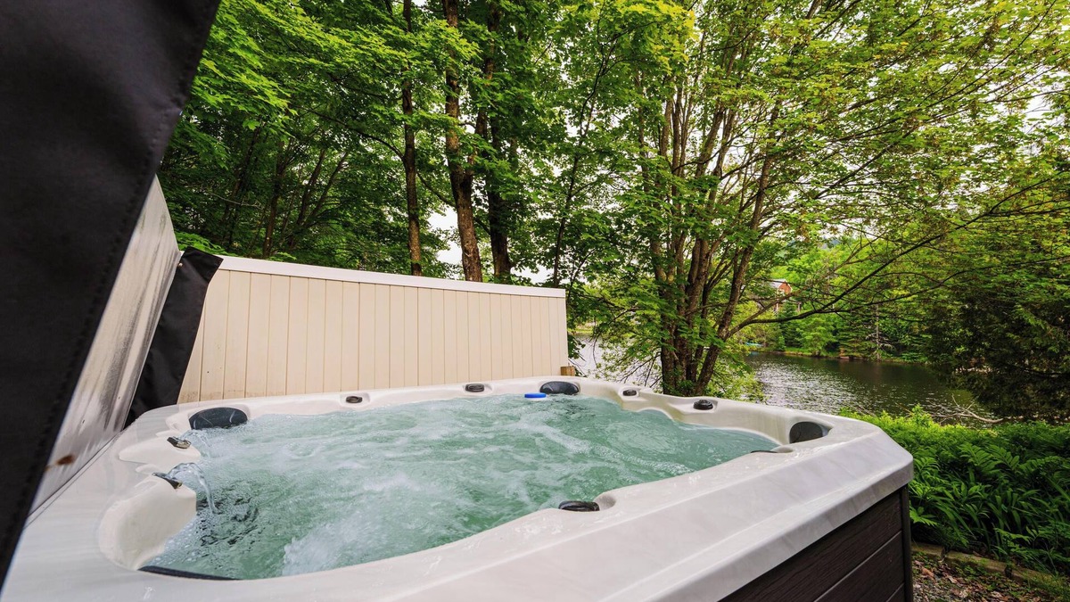 St-Adolphe-d'Howard Ski Chalet | Le Chalet Brun, lakefront with jacuzzi