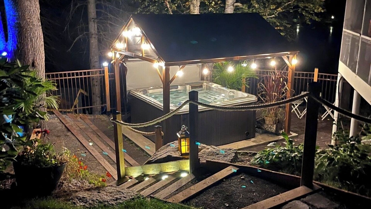 Mauricie Ski Chalet | Le chalet du bonheur is right on the lake, ideal for families.