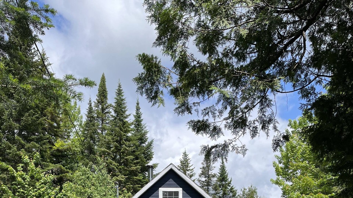 St-Adolphe-d'Howard Cabin | Le chalet bleu des Laurentides | Cozy Blue Cabin in the Laurentiens