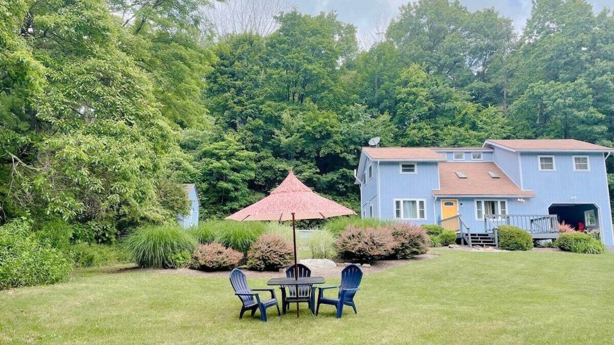 Stroudsburg Ski Chalet | Le Chalet Blue near Camelback, Poconos, 6Bed, Sleeps 10, Pool