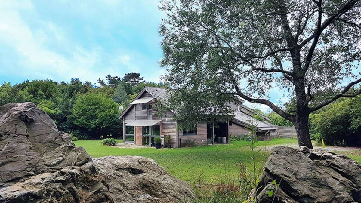 Loperhet House | Le chalet breton, Enjoy your vacations in a warm and green setting