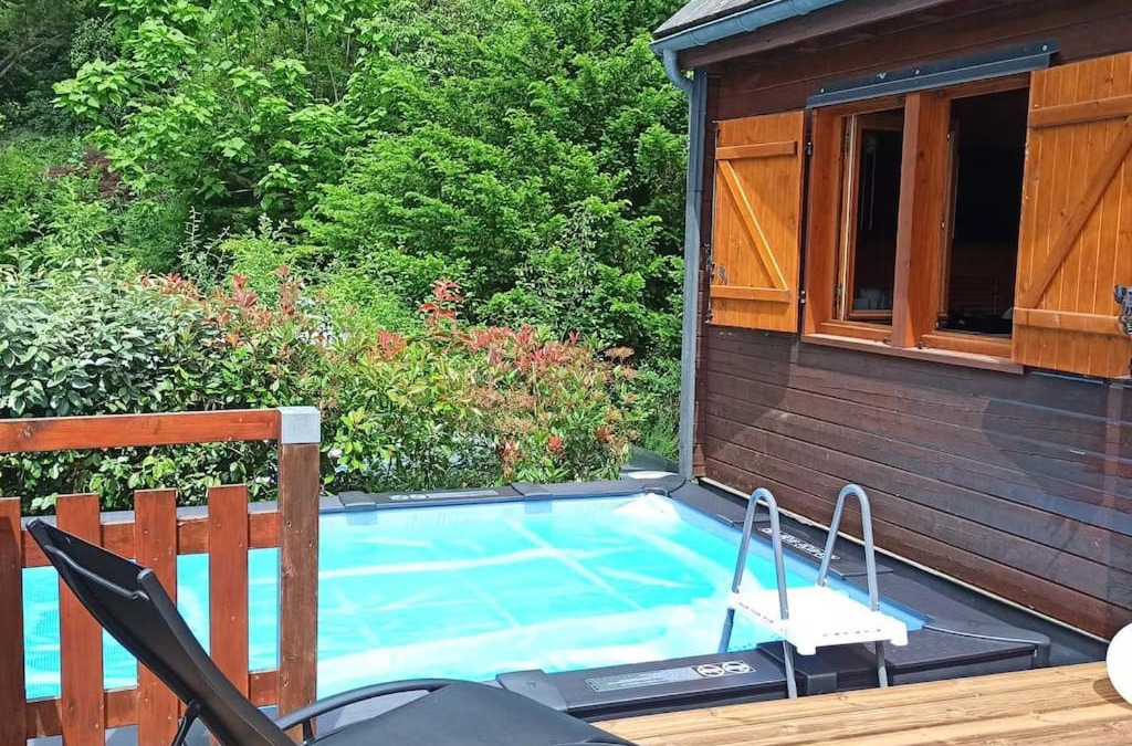 Plantades Ski Chalet | Le Chalet du lac avec spa et piscine privés pour le printemps et l'été et poêle à bois réconfortant en hiver