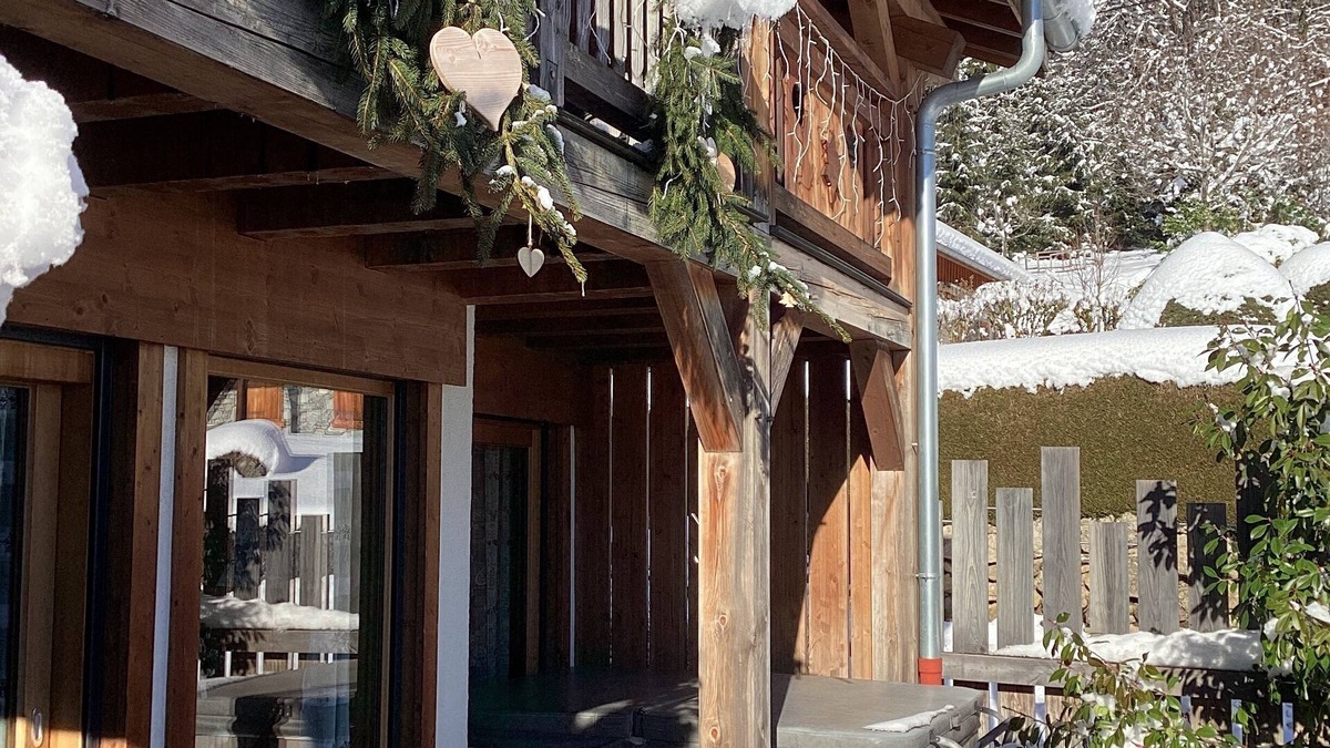 Taninges Apartment | LE CHALET DU PIC :PRIVATE SPA.mountain views and Mt Blanc.near Les Gets and Samoens.